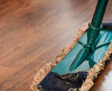 Lśniące podłogi bez smug: domowe triki, które naprawdę działają