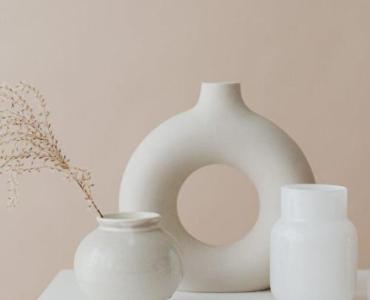 Minimalizm z charakterem: jak dobrać dekoracyjne wazony do skandynawskich wnętrz
