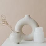 Minimalizm z charakterem: jak dobrać dekoracyjne wazony do skandynawskich wnętrz