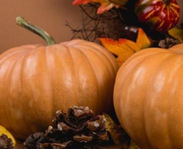 Jesienne czary z natury: proste dekoracje z liści, szyszek i dyni, które ocieplą wnętrze