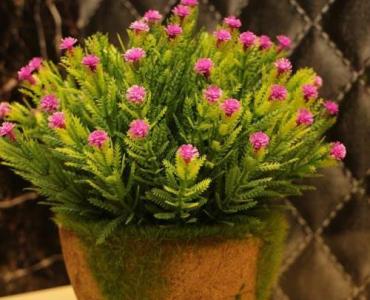 Zrób wrażenie od progu: realistyczne sztuczne kwiaty w przedpokoju, które wyglądają jak żywe