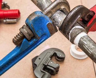 Bez paniki, to tylko rury: podstawy hydrauliki przy remoncie łazienki