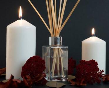 Magia świec zapachowych na stoliku kawowym: pomysły na stylowe i przytulne aranżacje