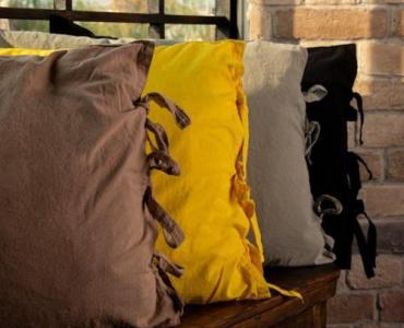 Poduszki, które robią efekt wow: sprytny dobór kolorów do każdego wnętrza