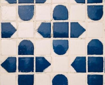 Sam zrobisz to równo! Układanie płytek podłogowych – klejenie i poziomowanie krok po kroku