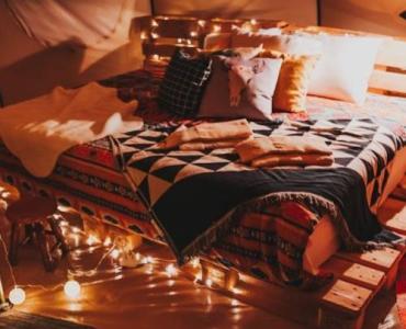 Kolorowe sny w stylu boho chic: jak łączyć barwy w sypialni, by było przytulnie i harmonijnie