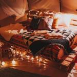 Kolorowe sny w stylu boho chic: jak łączyć barwy w sypialni, by było przytulnie i harmonijnie