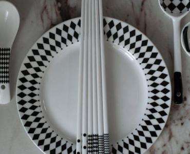 Mała kuchnia, wielki efekt: jak skompletować minimalistyczną zastawę, która oszczędza miejsce i cieszy oko