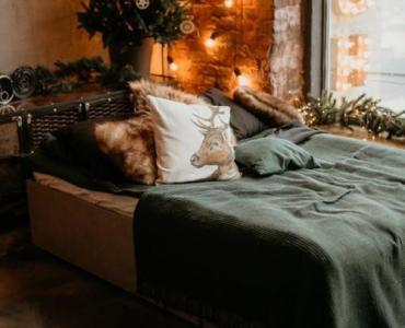 Szept świateł: girlandy, które zamienią sypialnię w romantyczną oazę