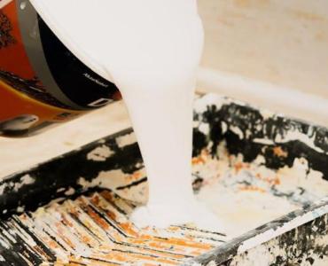 Koniec z mazakami na ścianie: plamoodporne farby do domu pełnego dziecięcej energii