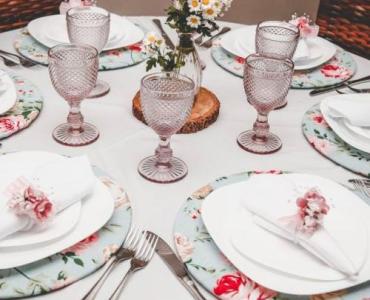 Okrągły stół w najlepszym wydaniu: jak dobrać obrus – wzór, rozmiar i efekt WOW