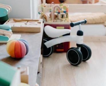 Modułowe cuda w pokoju dziecka: sprytne systemy na zabawki, które rosną razem z maluchem