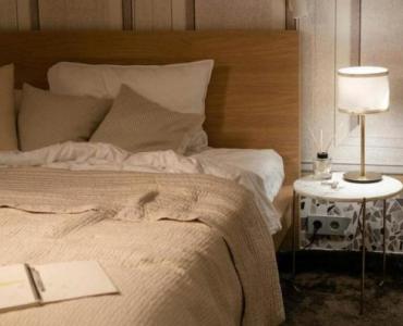 Drewno w sypialni: Ekologiczny wybór, który gwarantuje zdrowy klimat