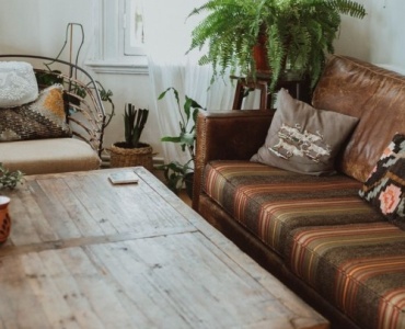 Przytulny salon boho: tekstylia + rośliny = natychmiastowy efekt wow