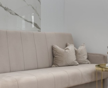 Małe mieszkanie, wielki blask: 12 inspiracji na wnętrza w stylu glamour