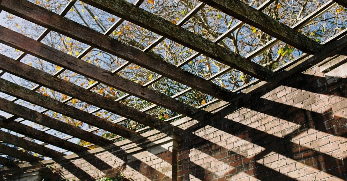 Balkon w kojącym cieniu: pergola, która zamieni Twoją przestrzeń w letnią oazę