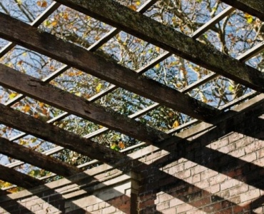 Balkon w kojącym cieniu: pergola, która zamieni Twoją przestrzeń w letnią oazę