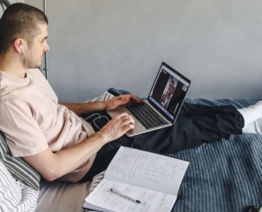 Home office, który znika: jak wtopić kącik pracy w wystrój sypialni
