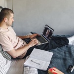 Home office, który znika: jak wtopić kącik pracy w wystrój sypialni